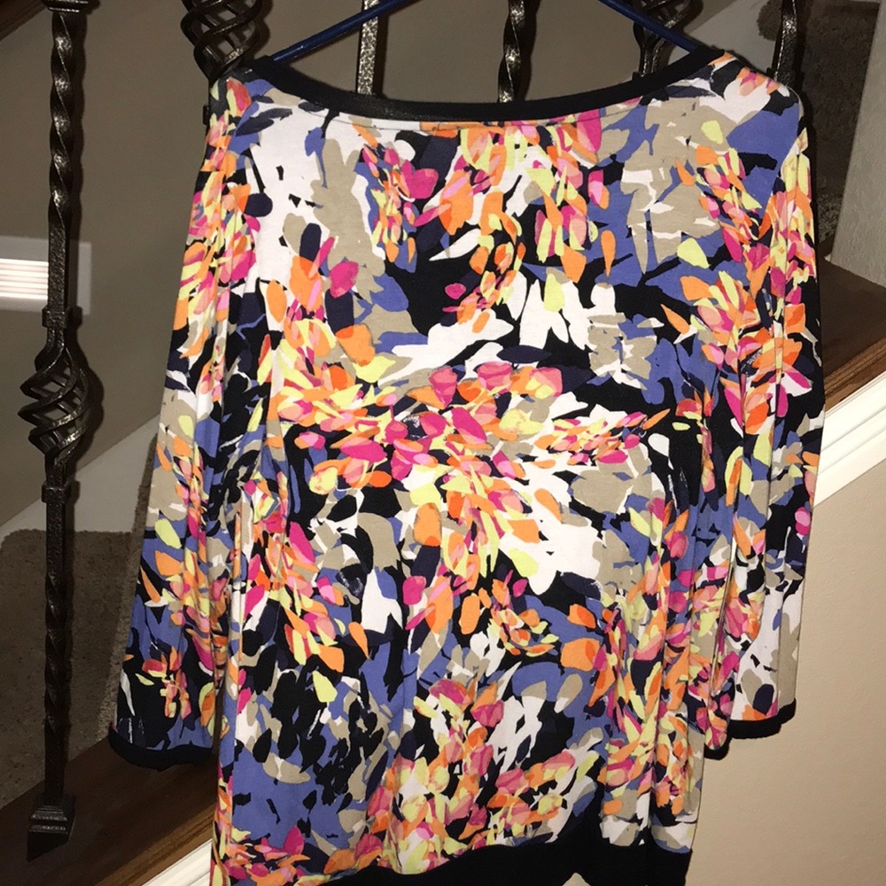 Dana Buchman cute floral blouse. Great condition - Picture 3 of 3